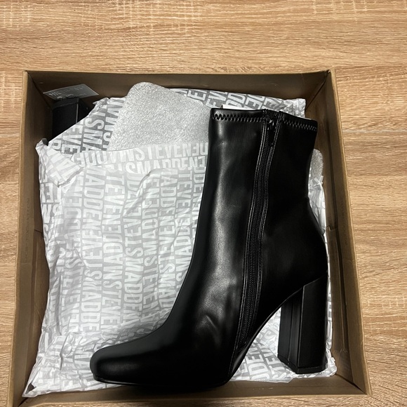 Steve Madden Lynden Boot - Picture 6 of 9